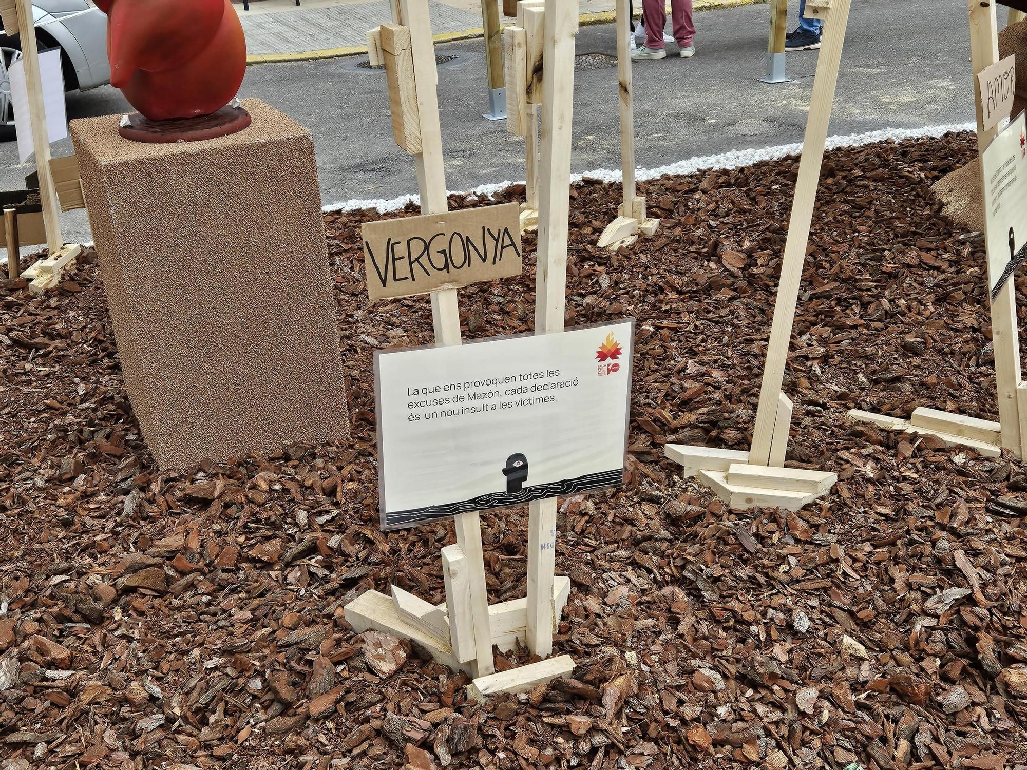 Las fallas de Carcaixent se llenan de críticas contra Mazón y homenajes a los voluntarios