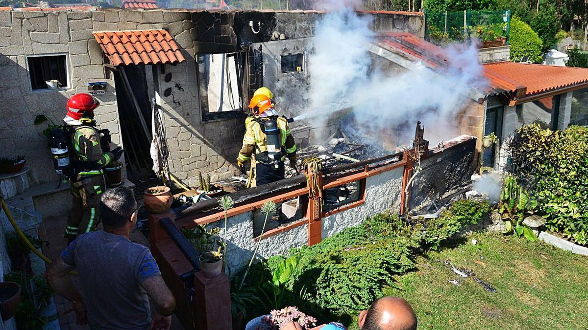 Los servicios de extinción, ayer, en la propiedad afectada en Rabáns, Vilanova.   | // GONZALO NÚÑEZ