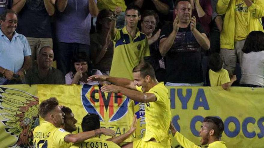 Los jugadores del Villarreal celebran el gol de Baptistao.