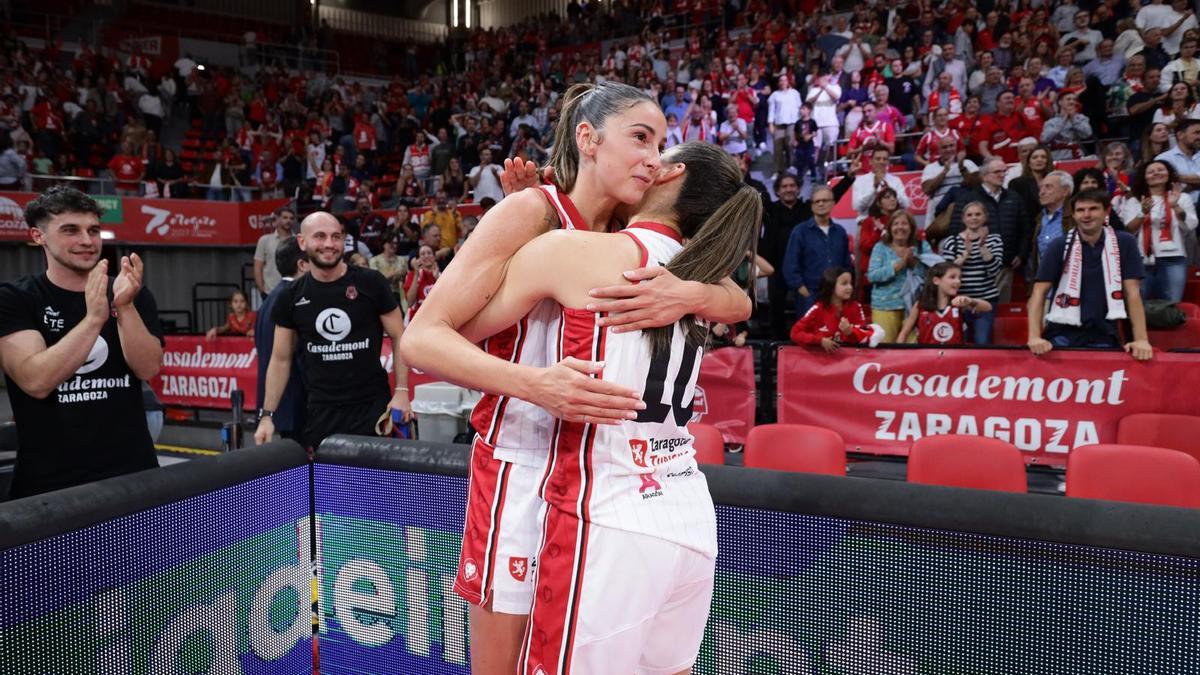 Mariona Ortiz y Laia Flores se abrazan tras la remontada.