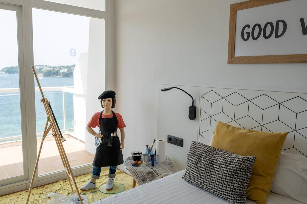 El maniquí pintor del artista John Miller en la habitación de un hotel, la última exposición de Magalluf Gallery