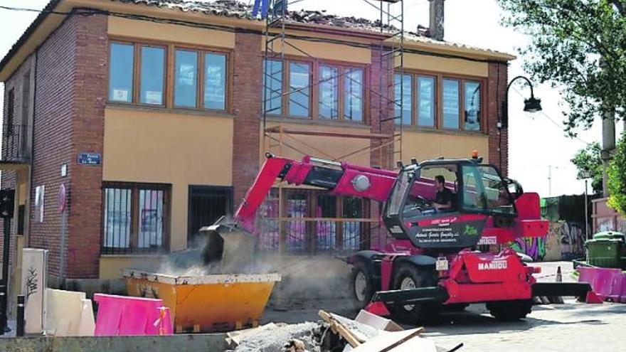 Operarios trabajando sobre el tejado de la Casa de La Mota.