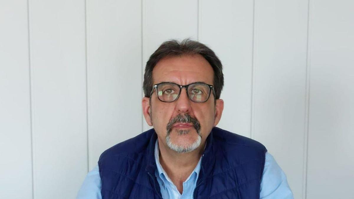 Juan José Moreno, primer teniente de alcalde de La Almunia, destaca el ahorro energético que conlleva la obra. | SERVICIO ESPECIAL