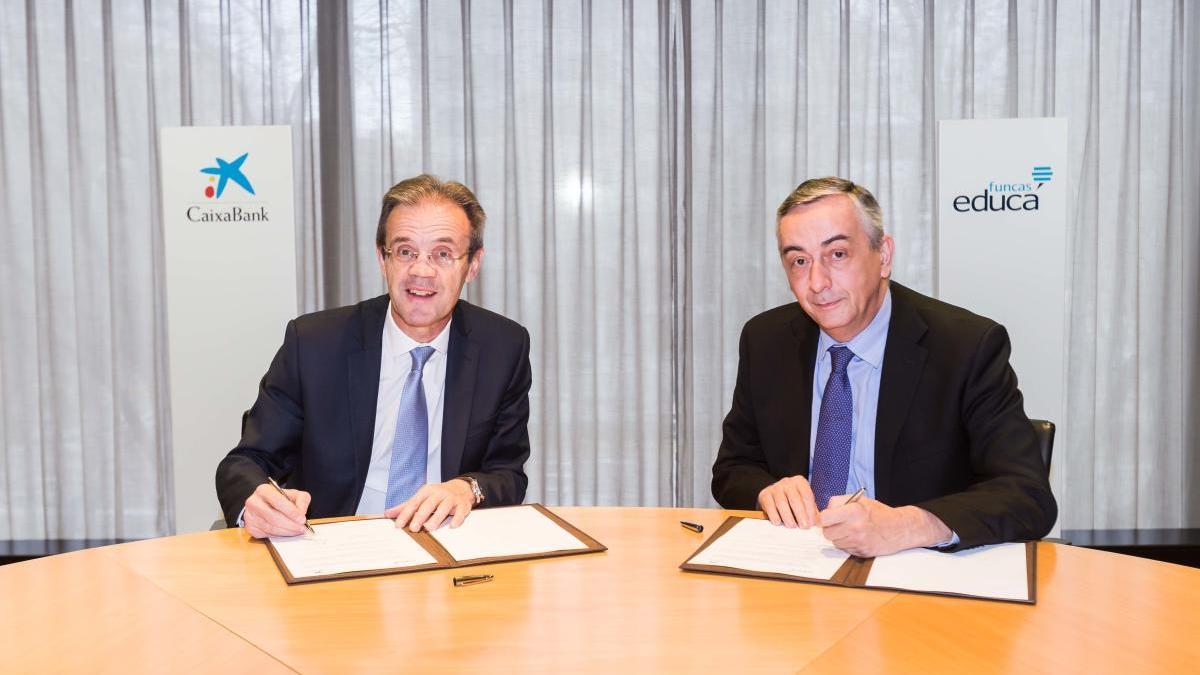 El presidente de CaixaBank, Jordi Gual, y el director de la Fundación de las Cajas de Ahorro (Funcas), Carlos Ocaña, durante la firma del
acuerdo entre ambas entidades en 2018. L. O.