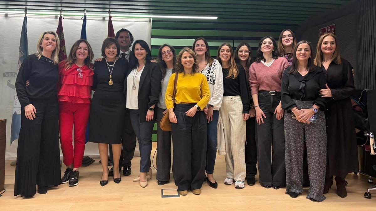 La nueva académica, Encarna Guillén, con parte de  su equipo de trabajo: Arrixaca, IMIB Y FFIS.