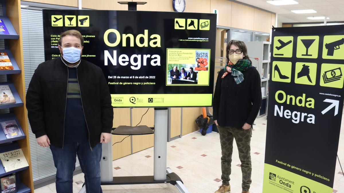 El edil Vicent Bou, y Perica La Literaria, han presentado la nueva iniciativa de &#039;Onda Negra&#039;.