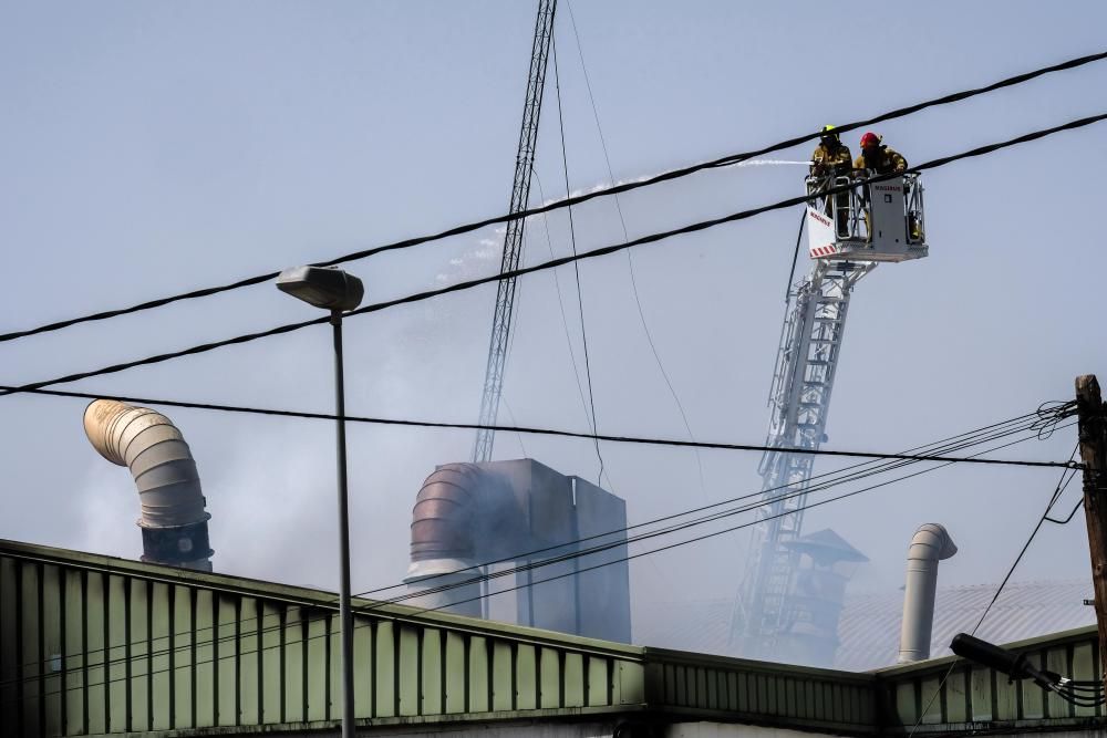 Los Bomberos han pedido a los vecinos que cierren puertas y ventanas para evitar el humo