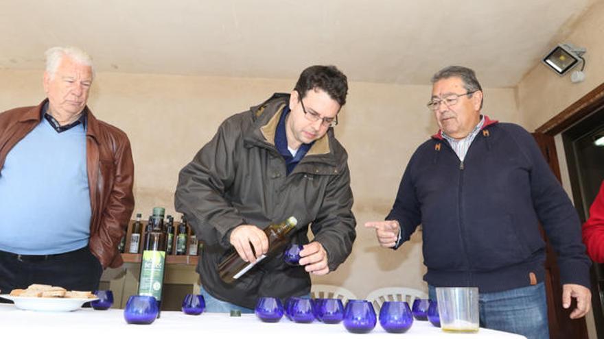 El ingeniero Joan Marí sirve el aceite para la cata, en presencia de Joan Riera de Ca n´Alfredo y presidente de Pimeef Restauración y Joan Benet, productor de aceite.