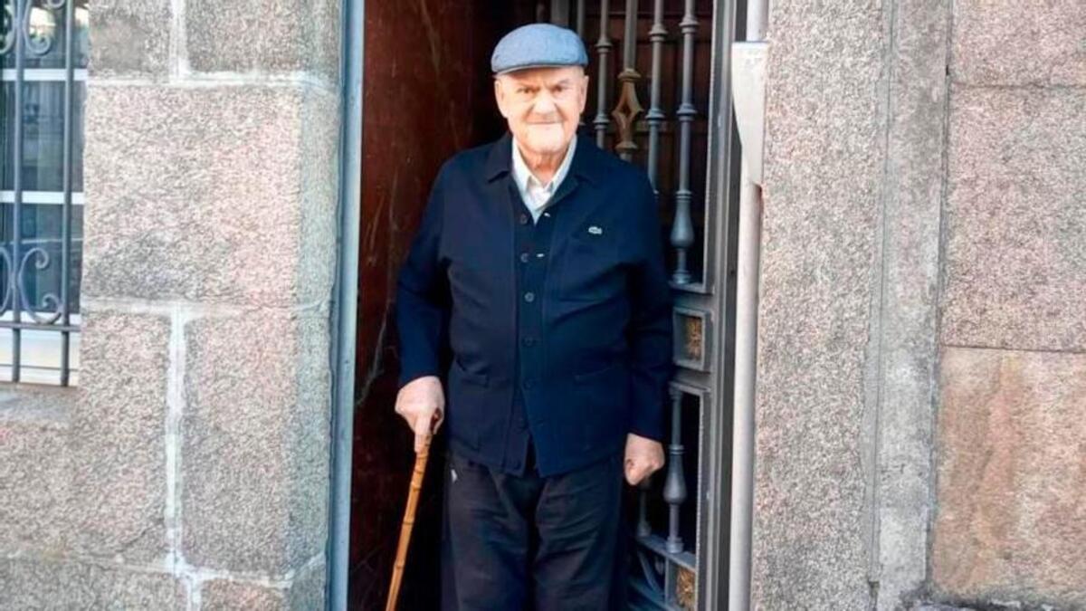 Manolo Seoane Parada en la puerta de su vivienda en la rúa do Hospitalillo