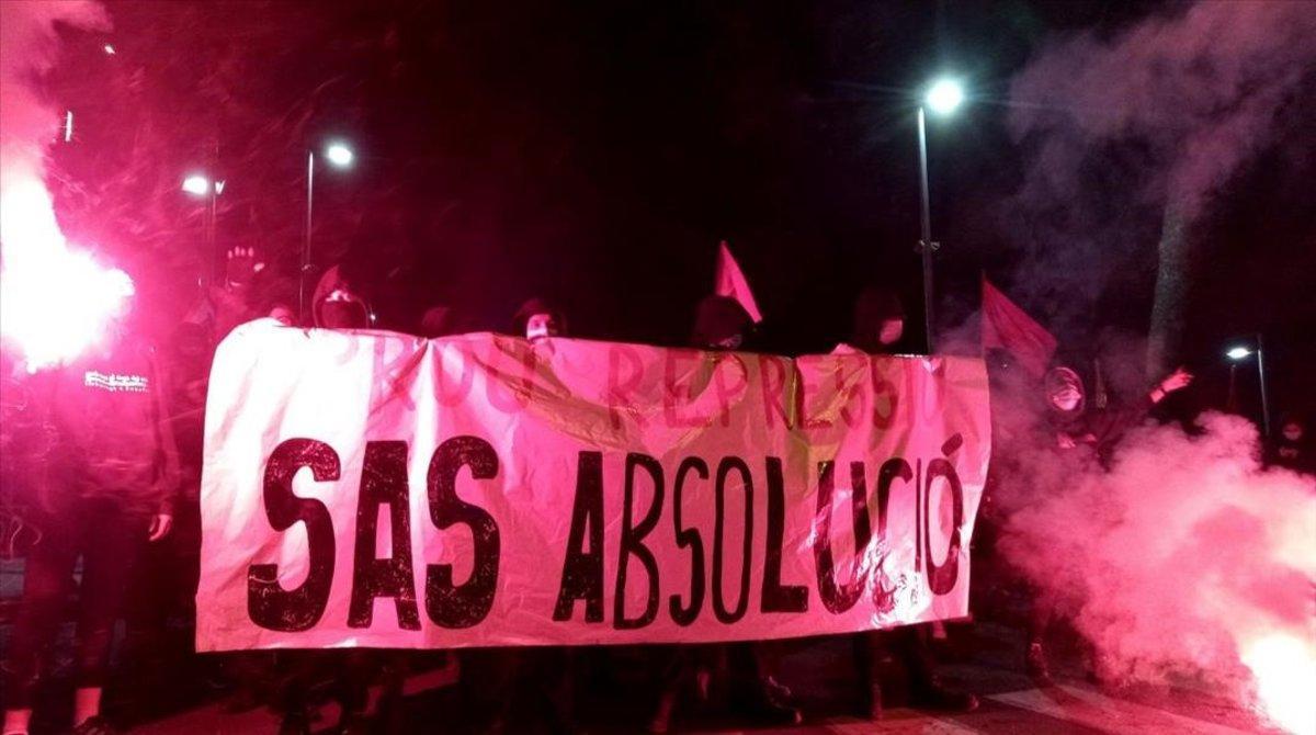 undefined56047487 una pancarta demana l absoluci d adrian sas condemnat a 3 201130224458 undefined56047487 una pancarta demana l absoluci d adrian sas condemnat a 3 201130224458