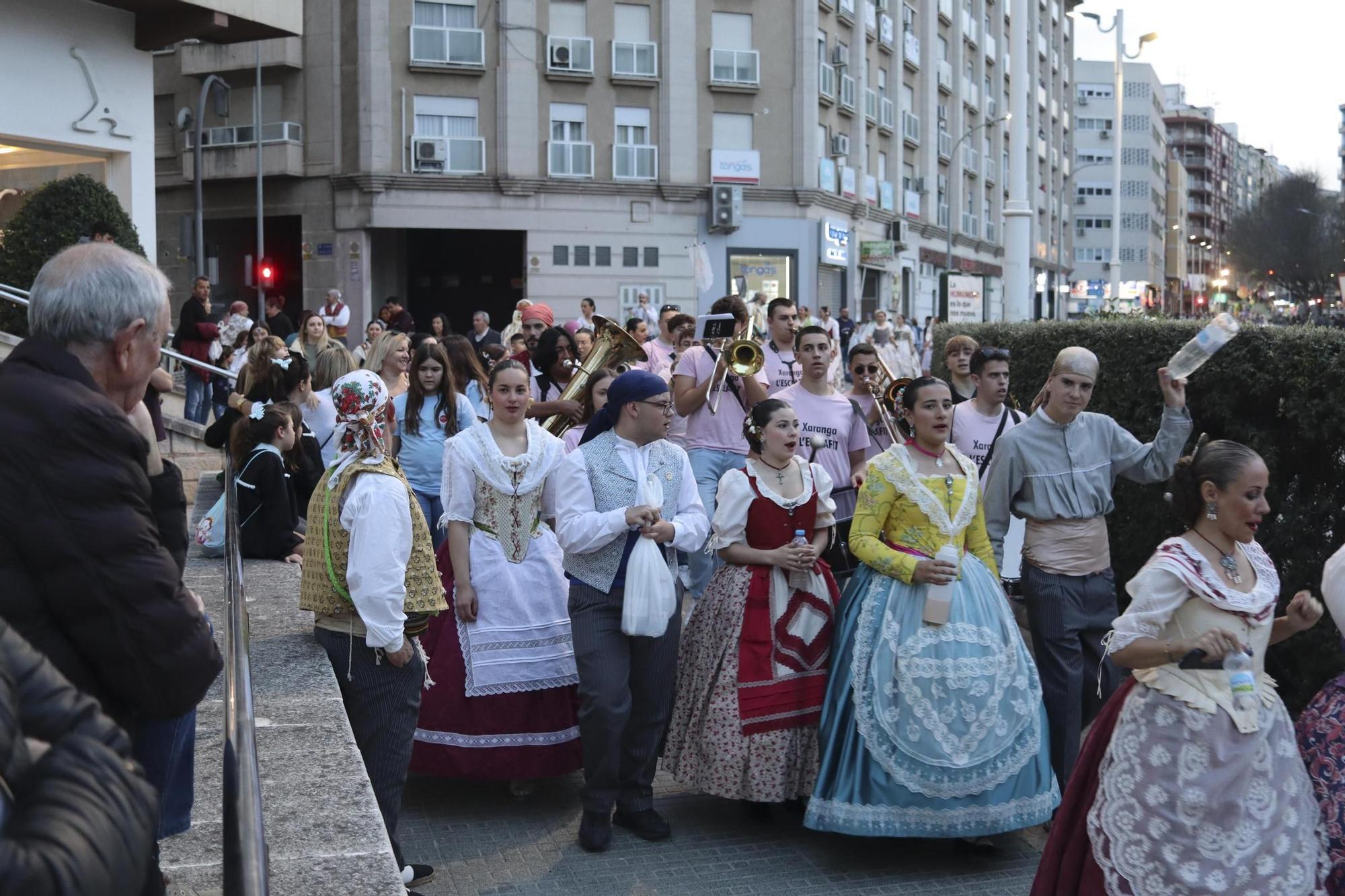 La tradicional visita a las fallas de Xàtiva en imágenes