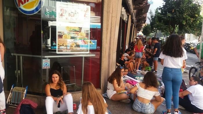 Fans esperando a Maluma en Fnac