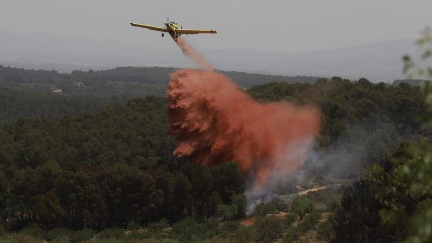 Los medios aéreos trabajan en la extinción del incendio de Venta del Moro