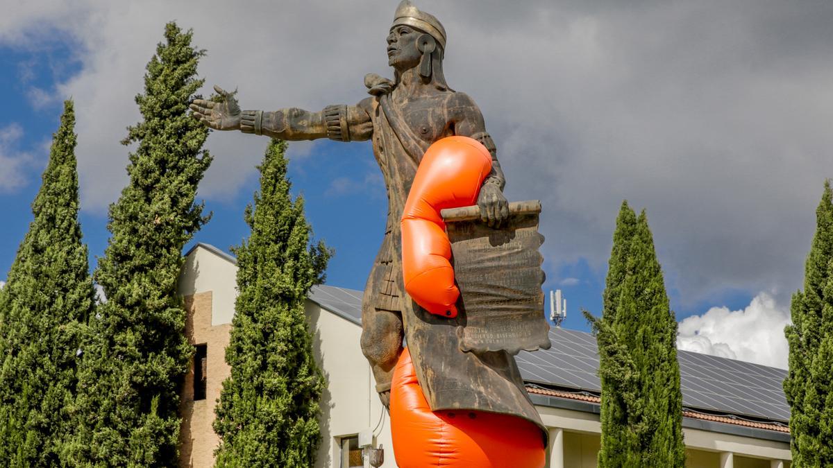 Nezahualcóyotl, estatua situada en la avenida Isabel de Moctezuma en homenaje al monarca (tlatoani) de la ciudad-estado de Texcoco en México.