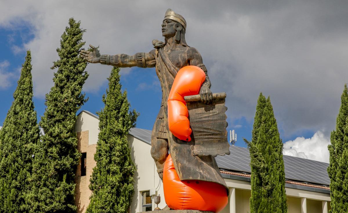 Nezahualcóyotl, estatua situada en la avenida Isabel de Moctezuma en homenaje al monarca (tlatoani) de la ciudad-estado de Texcoco en México.