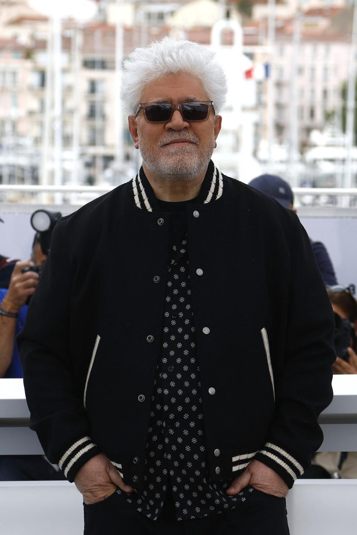 Pedro Almodóvar aterriza en Cannes. El cineasta estrena en Cannes el mediometraje ‘Extraña forma de vida’, con Ethan Hawke y Pedro Pascal, un wéstern protagonizado por dos gais que subvierte el género