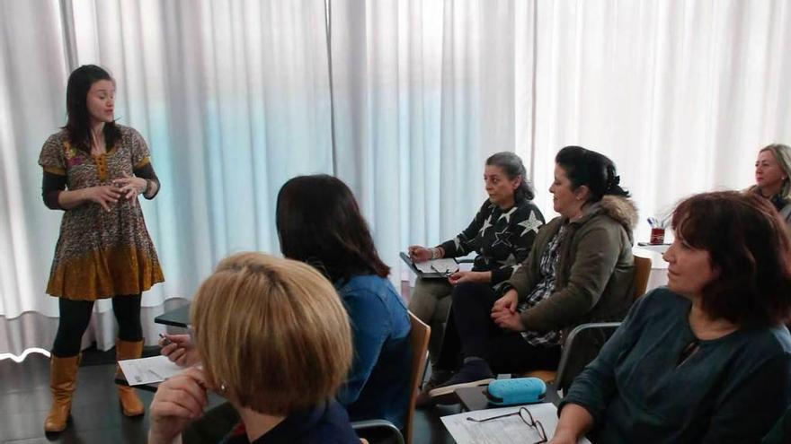 Neus Vives y trabajadoras de los comedores escolares, ayer, durante la primera sesión del curso.