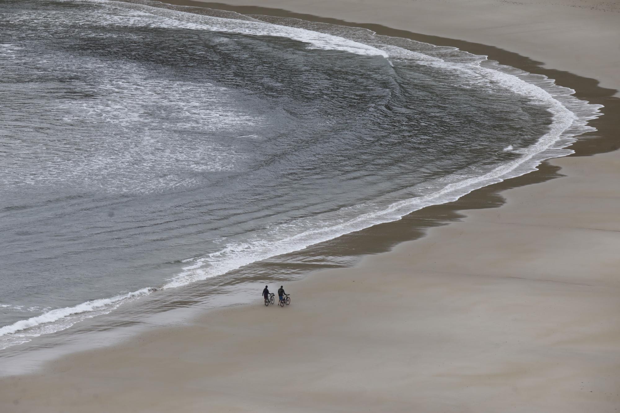 Así es Torimbia, la playa en la que a veces toca taparse