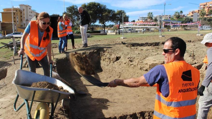 La alcaldesa de Fuengirola, Ana Mula, visitó ayer el emplazamiento donde se ha empezado a actuar.