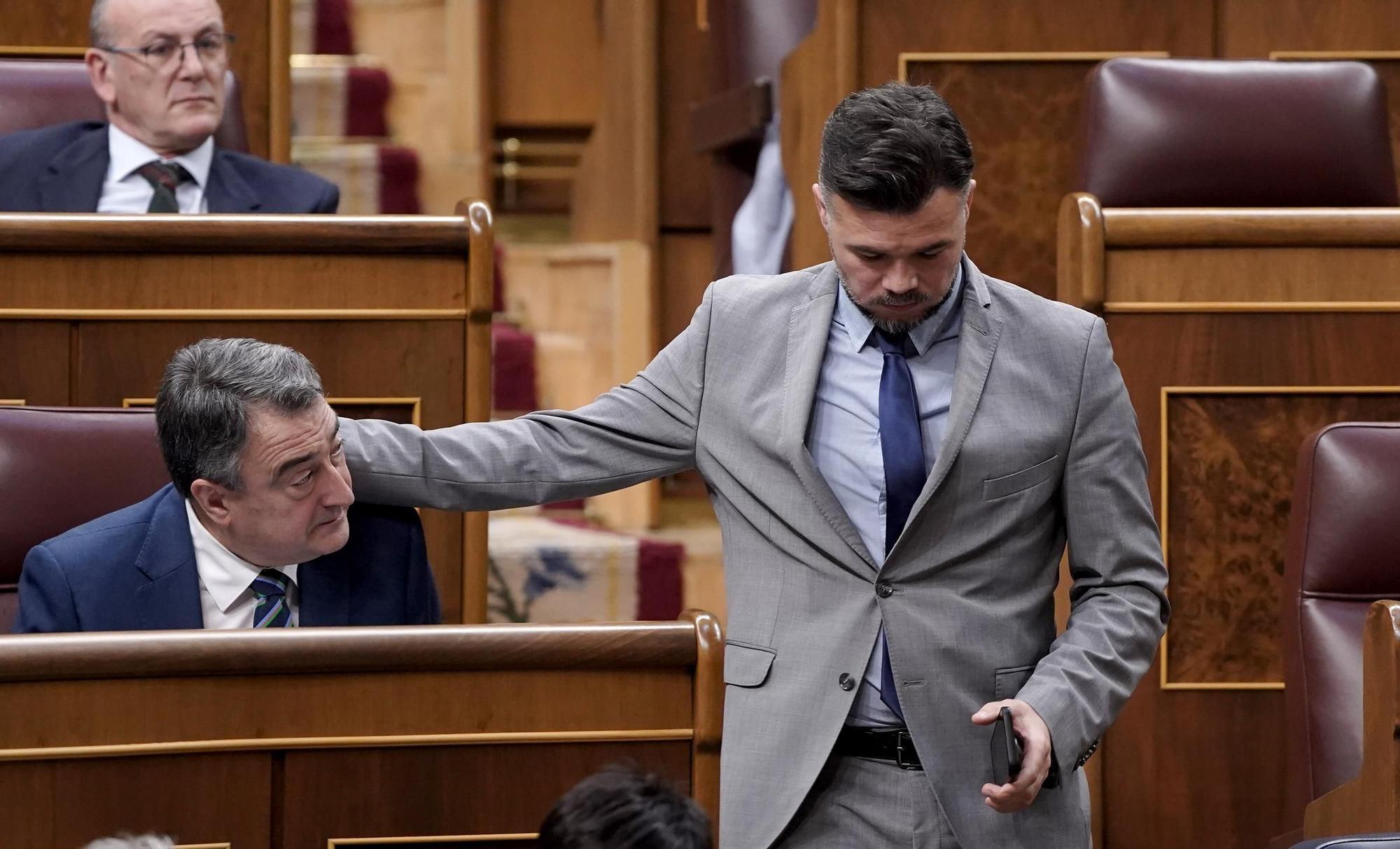 Gabriel Rufián saluda a Aitor Esteban durante la comparecencia de Pedro Sánchez en el Congreso de los Diputados