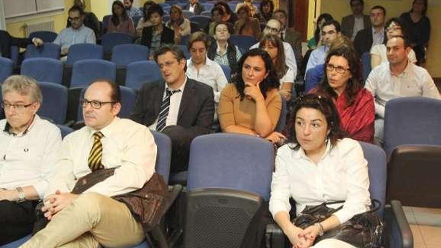 El Colegio de Abogados celebró ayer una asamblea informativa para decidir reacciones al proyecto de tasas. Asistieron 40.  // Iñaki Osorio