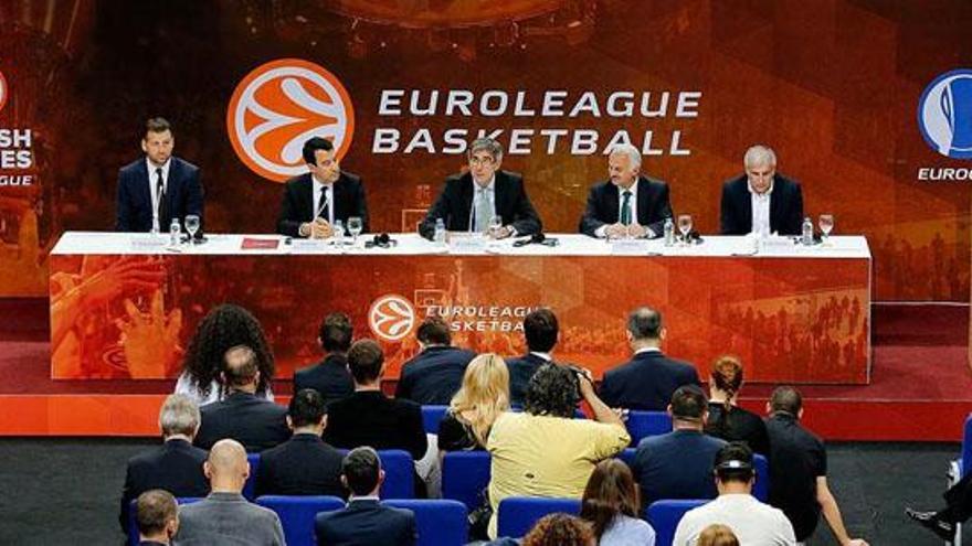 Jordi Bertomeu, en la asamblea en Estambul, presidiendo la mesa.