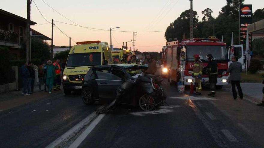 Los servicios de emergencia, ayer, junto al vehículo siniestrado en Gondomar. // Fdv