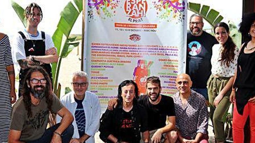 Els responsables del festival amb artistes que hi participaran