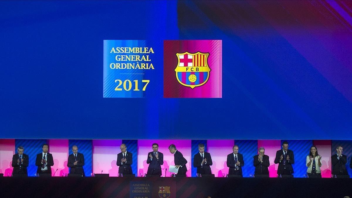 Bartomeu y miembros de su junta, antes de empezar la asamblea de compromisarios.