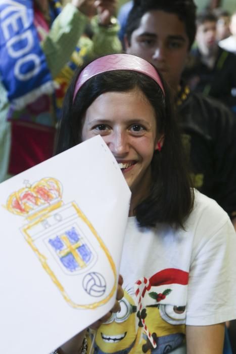 Los jugadores del Real Oviedo Valera y Vila visitan el colegio de educación especial de Latores