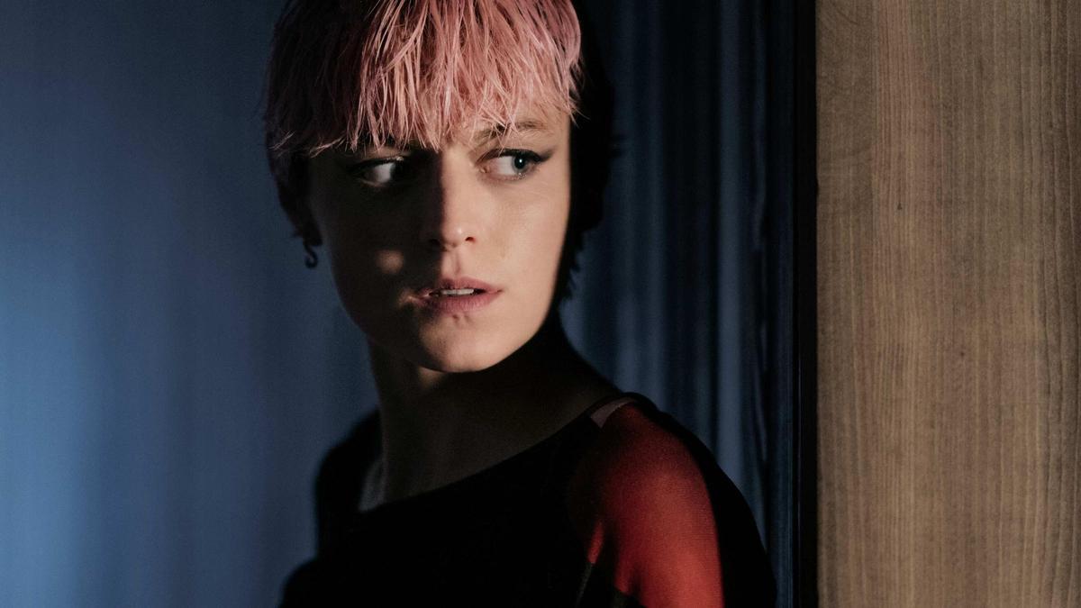 Emma Corrin (Darby Hart) en 'Asesinato en el fin del mundo'