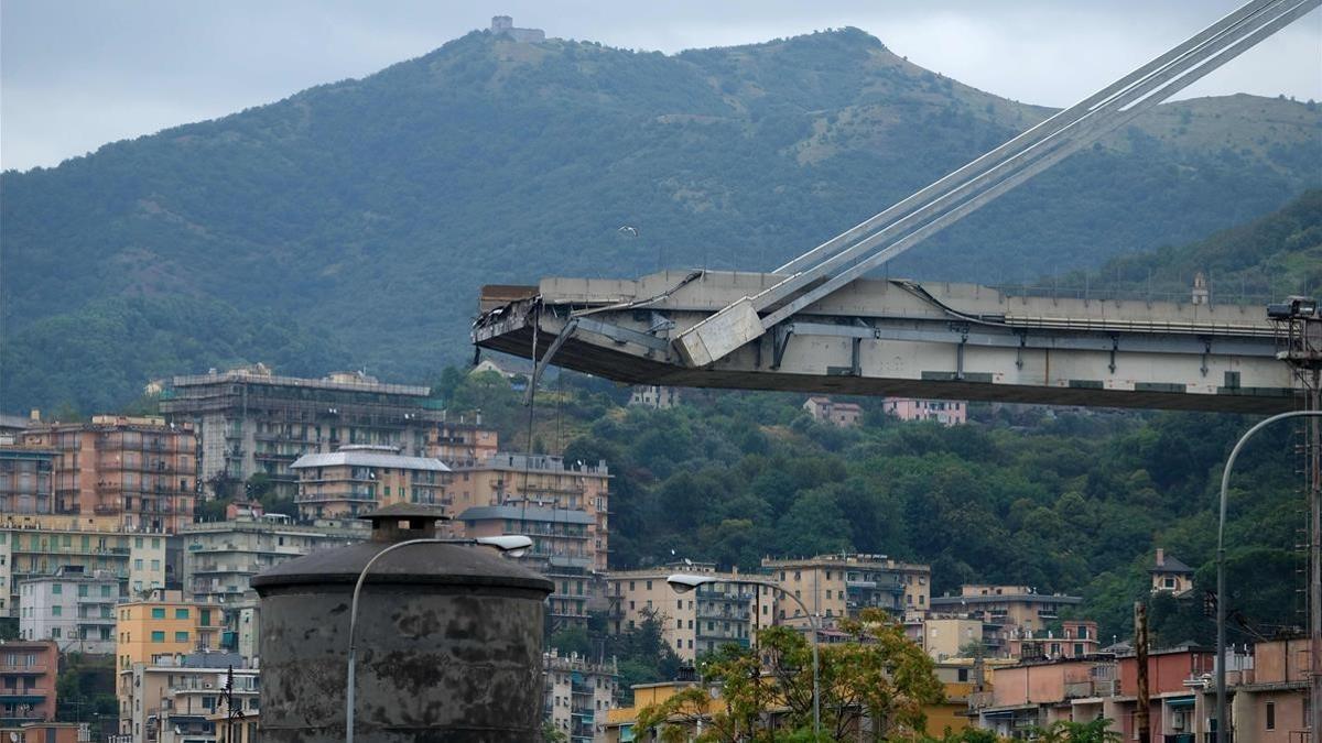 Los escombros del puente que ha colapsado en Génova.