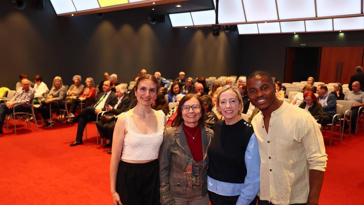 De izquierda a derecha, Silvia Bango, Isolina Riaño, Beatriz Coto y Chus Western, en el Club LA NUEVA ESPAÑA.