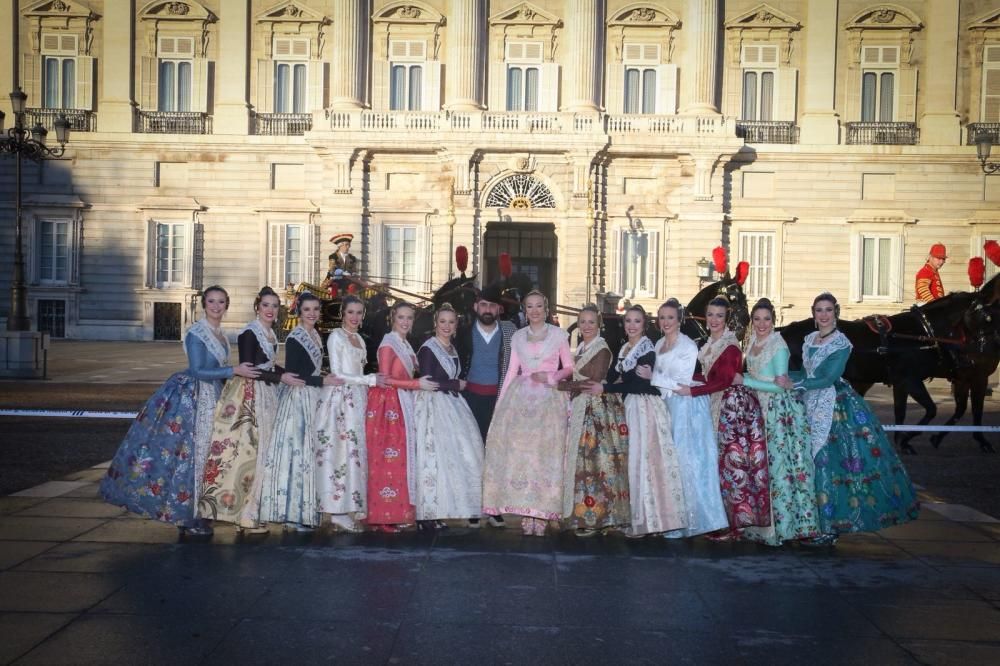 11 falleras mayores desfilan en Fitur para presentar las Fallas