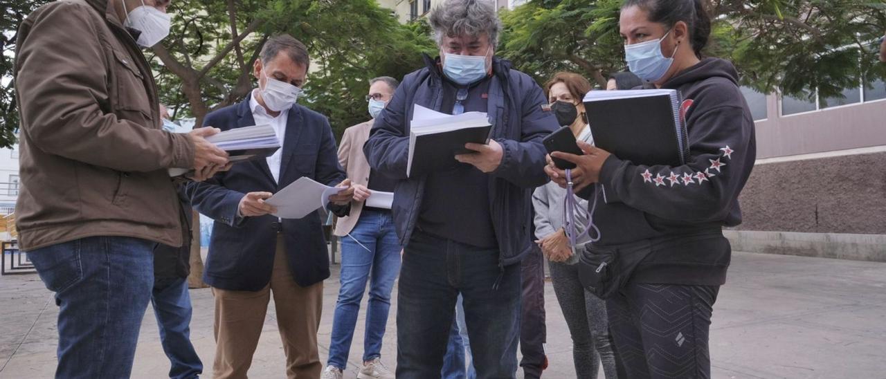 Juan José Martínez (izquierda) y el alcalde de Santa Cruz, José Manuel Bermúdez, en la visita para entregar el ARRU de Santa María del Mar. | | DELIA PADRÓN