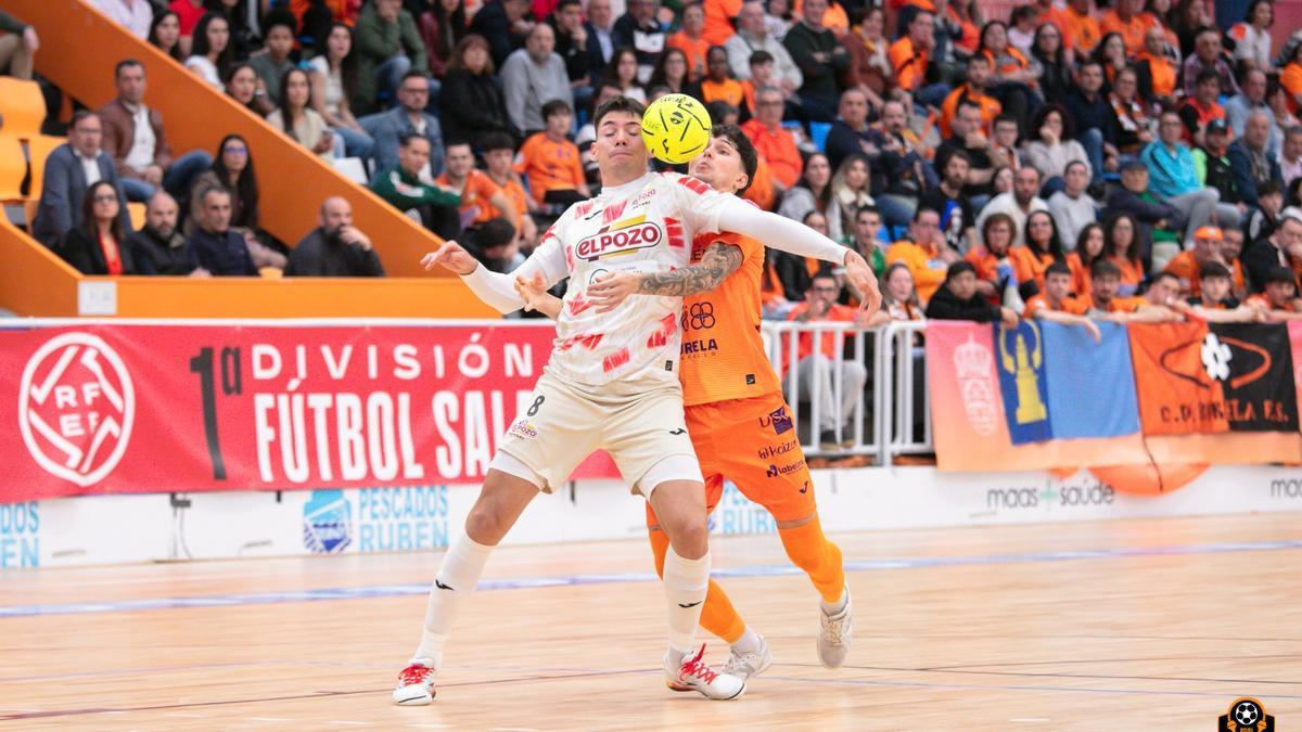 Ricardo Mayor controla el balón con el pecho en una jugada del partido Burela-ElPozo