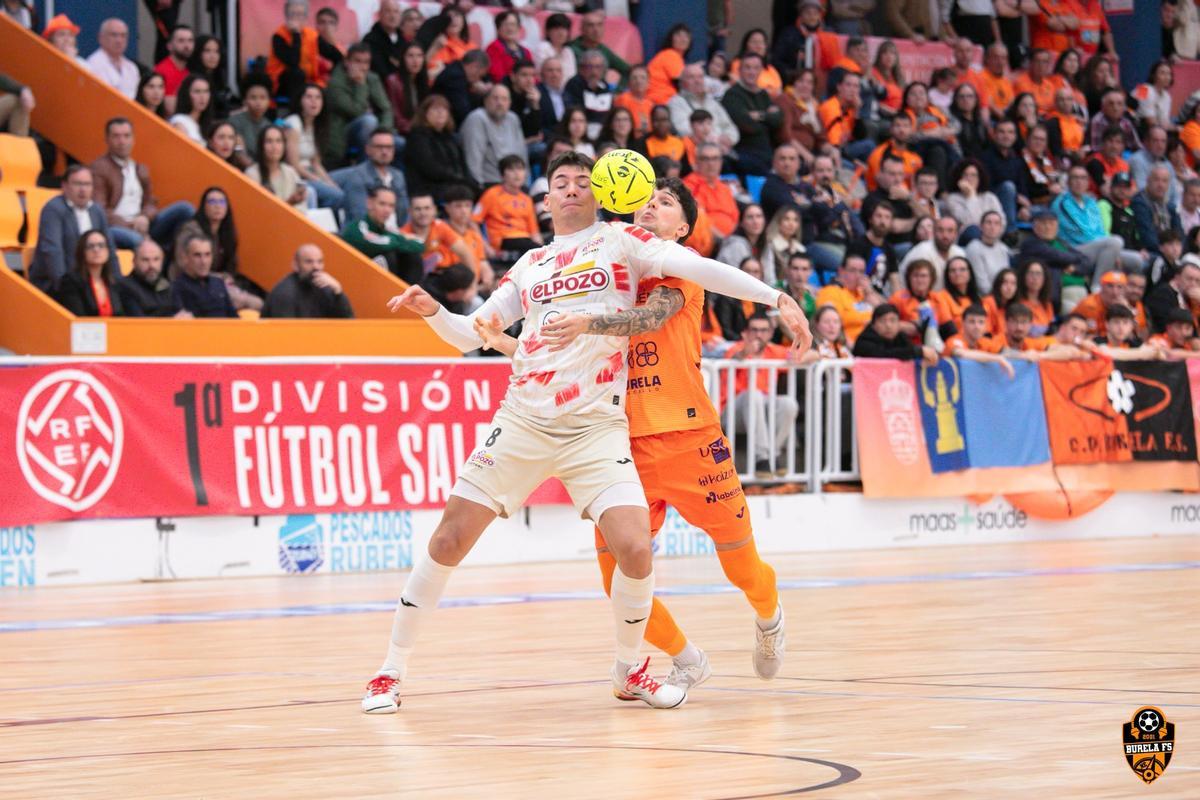 Ricardo Mayor controla el balón con el pecho en una jugada del partido Burela-ElPozo