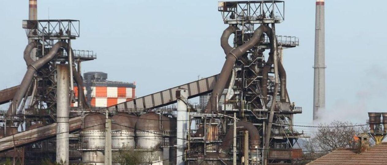 Los dos hornos altos de Arcelor en Asturias.