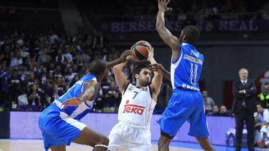 El Real Madrid controla el balón ante el Sassari.