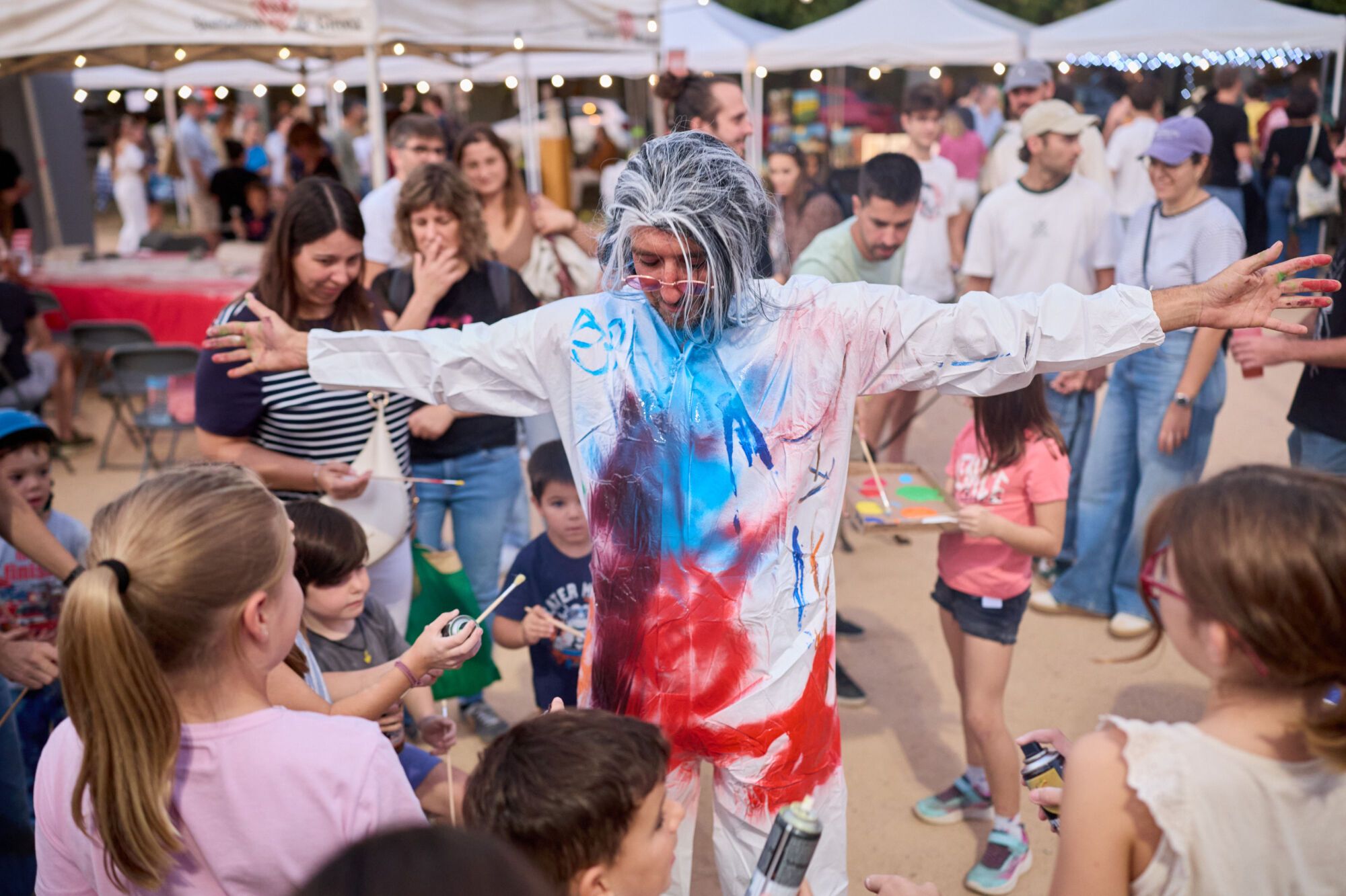 Fira La Mosquitera amb mostres d'artistes emergents, actuacions musicals i espectacles de màgia i foc.