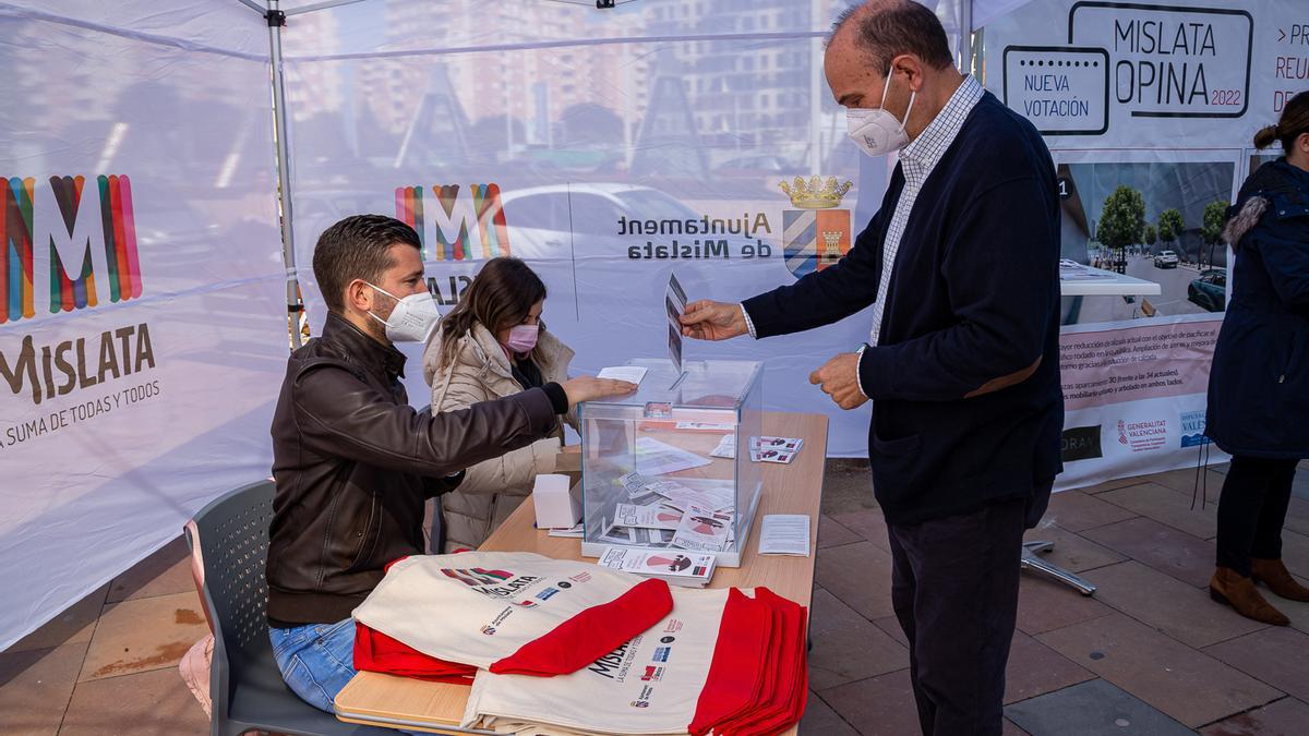 Uno de los vecinos vota una de las dos propuestas de diseño