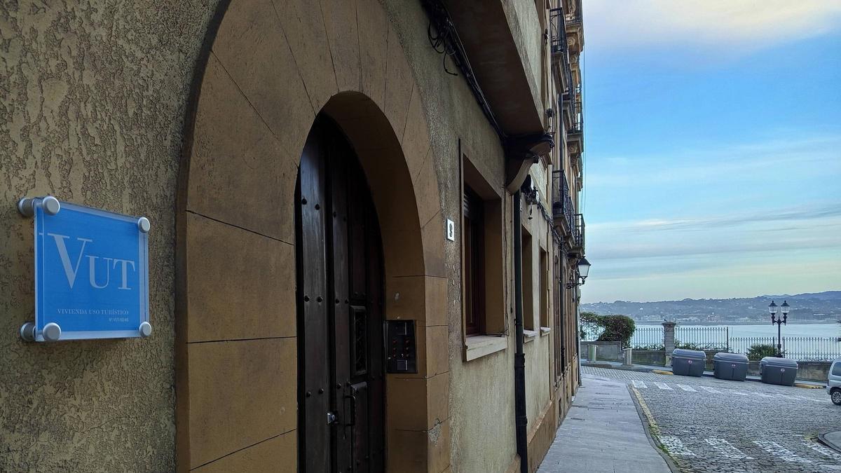 Placa que identifica una VUT en Cimavilla.