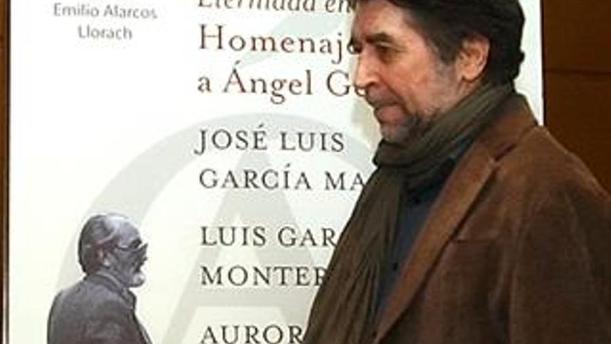 Joaquín Sabina junto al cartel del acto de homenaje a Ángel González.