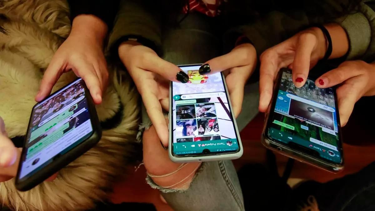 Jóvenes utilizan sus teléfonos móviles, en una imagen de archivo.