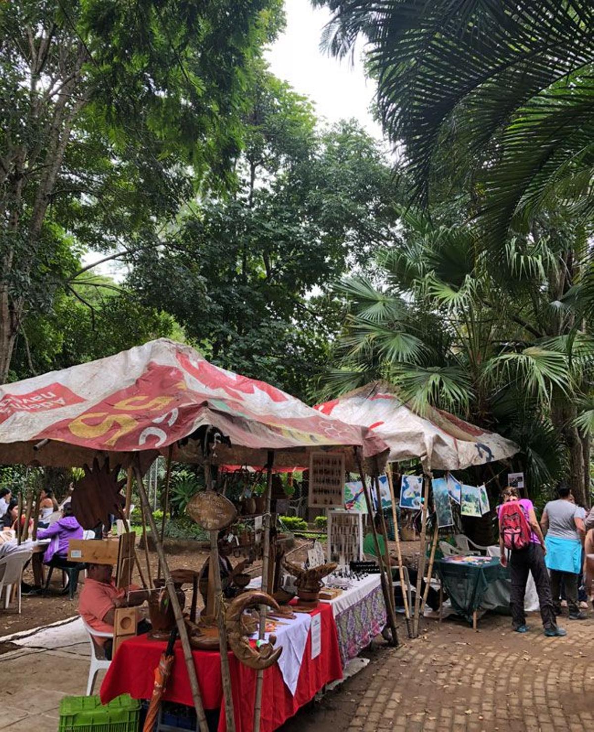 Puestos de artesanía en la Feria Verde de Aranjuez de San José