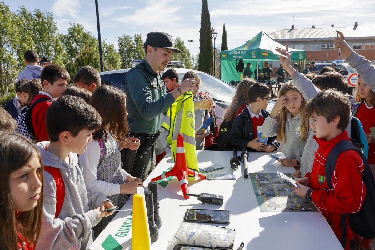 La Guardia Civil de Cáceres muestra a 600 escolares su trabajo