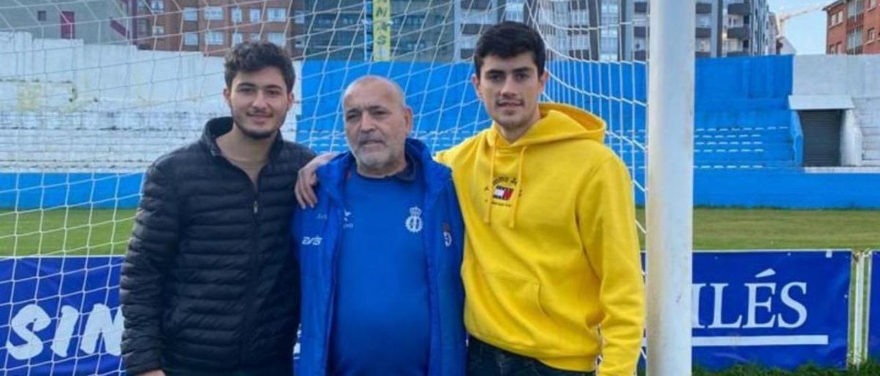 Fernando Rodríguez, Emilio Menéndez (encargado de mantenimiento) y Mario de Luis, ayer, en el Suárez Puerta. | Jorge Valverde