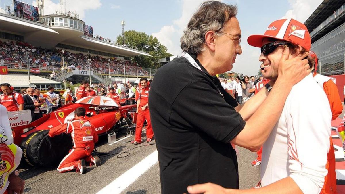 Alonso junto a Marchionne en su paso por la escudería Ferrari