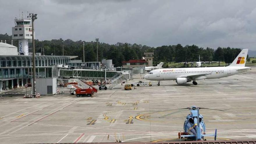 El avión de Iberia Express estacionado ayer en Peinador antes de volar a Tenerife. // M. Canosa