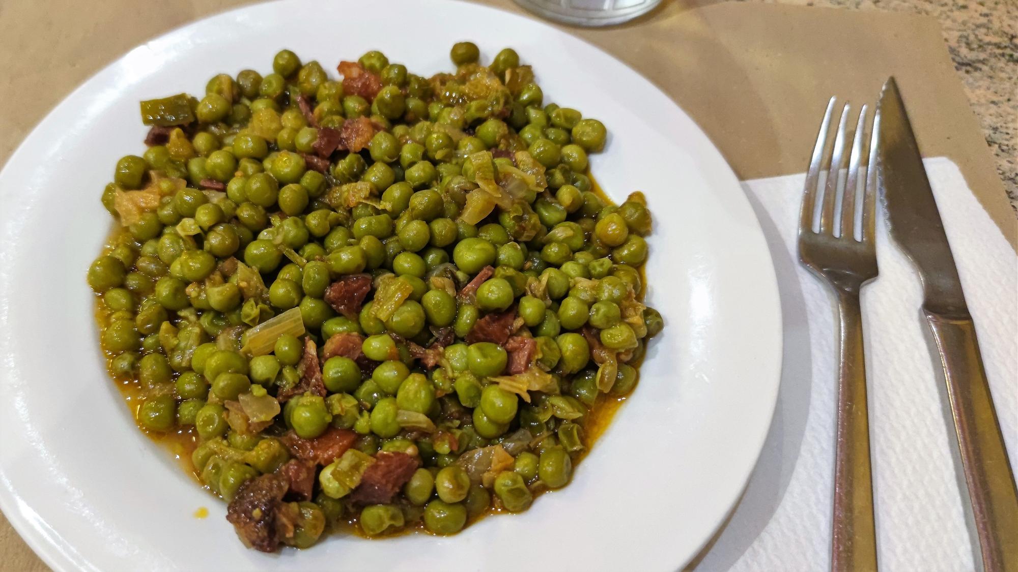 Guisantes con jamón del bar restaurante Asorey.